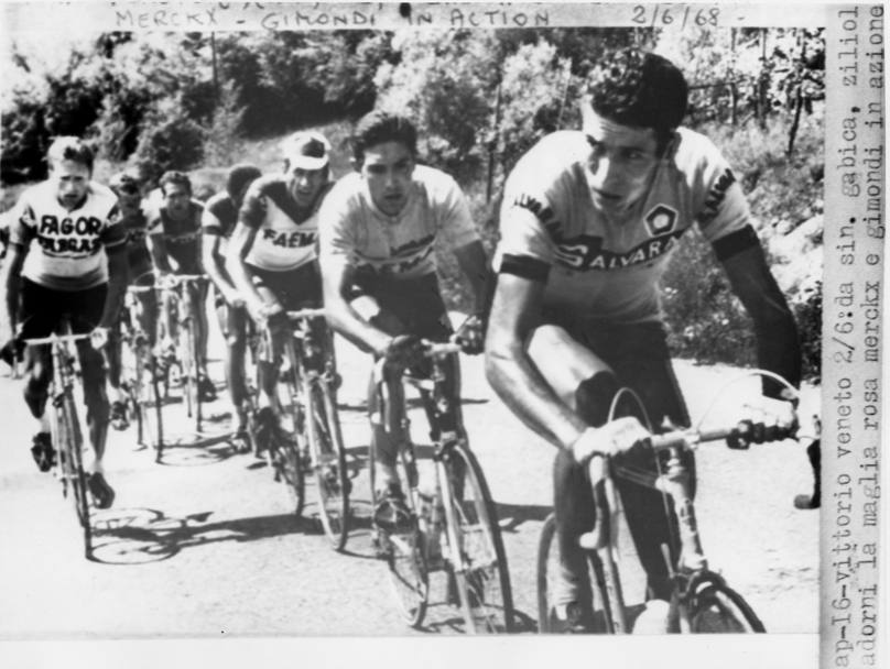 51a edizione del Giro d&#39; Italia, 1968: Gimondi guida il gruppo, alle sue spalle Merckx